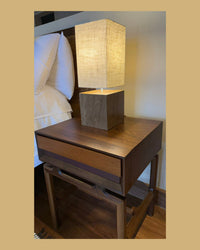 Mesa de Cabeceira Giuseppe: Madeira Imbuia, Design Moderno e Funcional