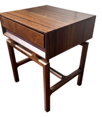 Mesa de Cabeceira Giuseppe: Madeira Imbuia, Design Moderno e Funcional